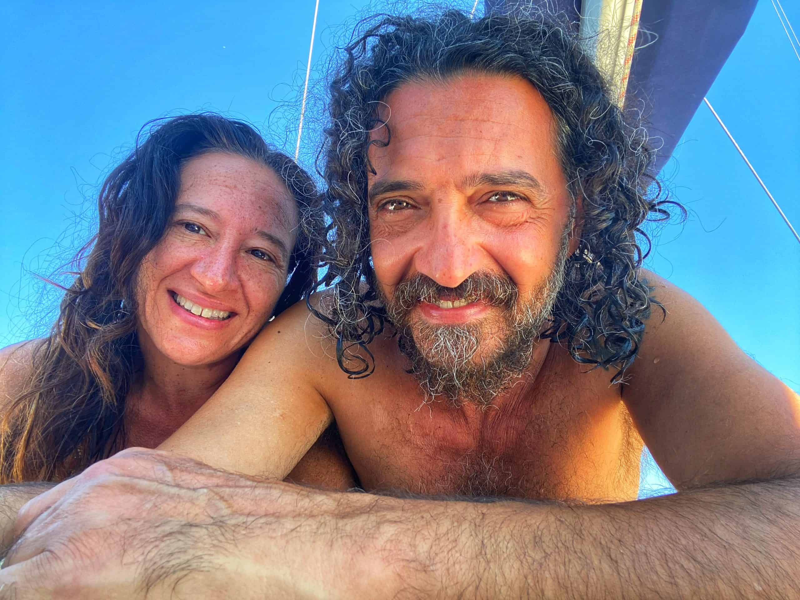 Eddy e Laura in barca a vela www.yogadacasa.it